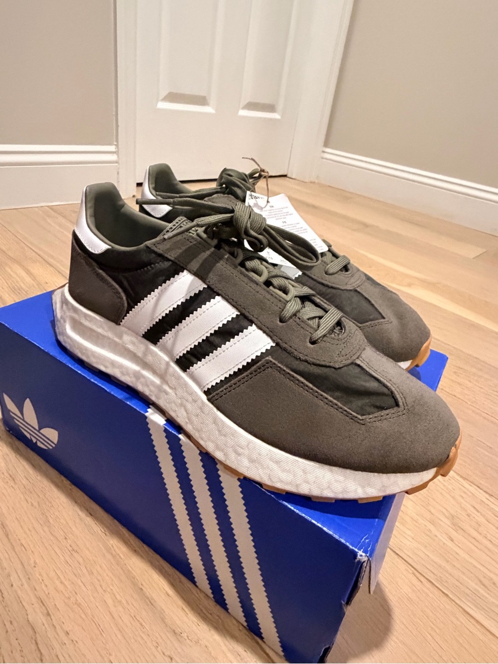RARE - Men’s size 9.5 🔥🔥 Adidas Olive Green Retropy E5 with White Stripes